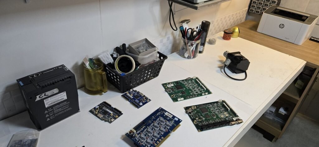 Placas eletrônicas em bancada para diagnóstico e reparo